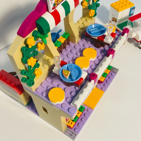 Lego Friends: Heartlake Pizzeria - Picture 2 of 4